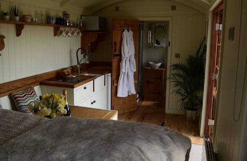 Stroud Cabin | Shephards Hut with Hot Tub in the Cotswolds