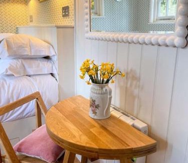 Steyning Bed & Breakfast | Shepherd's Hut at The Granary