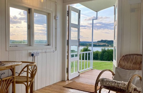 Longdon Cabin | Shepherd's Hut With Wood-Fired Hot Tub And Epic Views Over Rutland Water