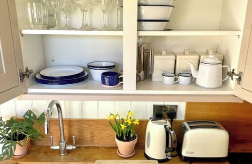 Mangotsfield Cabin | Shepherd's Hut & WoodFired HotTub in The Cotswolds