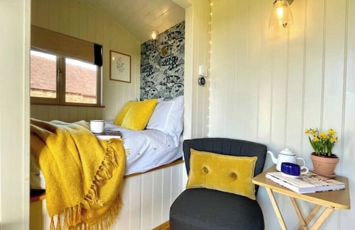 Mangotsfield Cabin | Shepherd's Hut & WoodFired HotTub in The Cotswolds