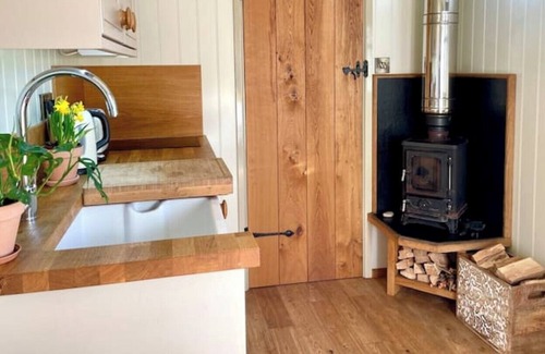 Mangotsfield Cabin | Shepherd's Hut & WoodFired HotTub in The Cotswolds