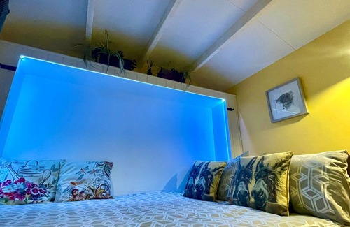 Llanfairpwllgwyngyll Cabin | Shepherds Hut with Hot Tub, North Wales, Anglesey