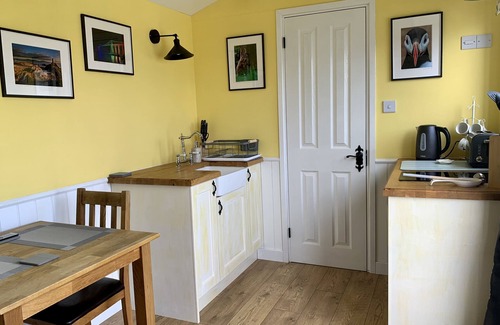 Llanfairpwllgwyngyll Cabin | Shepherds Hut with Hot Tub, North Wales, Anglesey