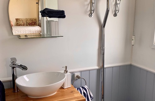 Llanfairpwllgwyngyll Cabin | Shepherds Hut with Hot Tub, North Wales, Anglesey