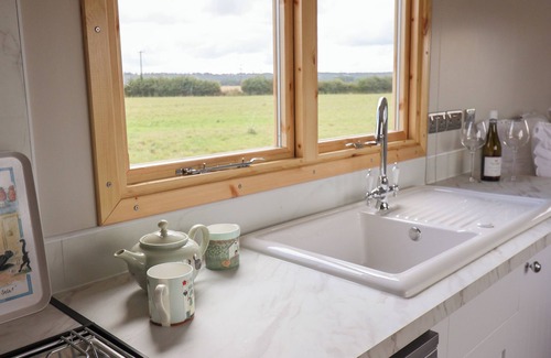 Adlingfleet Cottage | SHEPHERDS HUT, pet friendly, with open fire in Scunthorpe