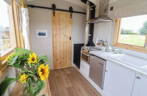 Adlingfleet Cottage | SHEPHERDS HUT, pet friendly, with open fire in Scunthorpe