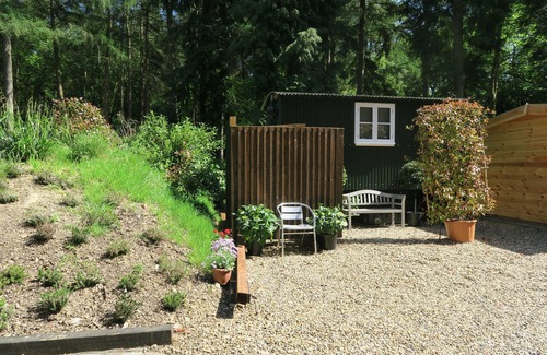 Warlingham Cabin | Shepherds hut with hot tub and BBQ
