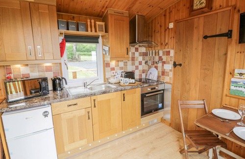 Farlow Cottage | SHEPHERDS RETREAT, pet friendly, with a garden in Cleobury Mortimer