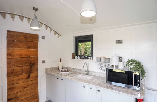 Cylch-Y-Garn Cottage | SHEPHERD’S STONE, romantic, with hot tub in Llanfaethlu