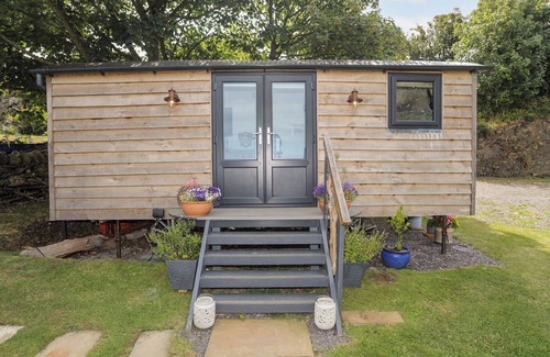 Cylch-Y-Garn Cottage | SHEPHERD’S STONE, romantic, with hot tub in Llanfaethlu