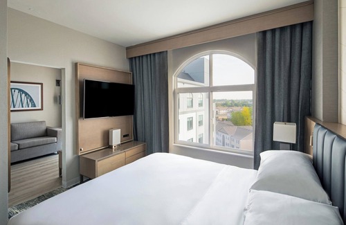 Crosswoods Hotel | Sheraton Suites Columbus Worthington