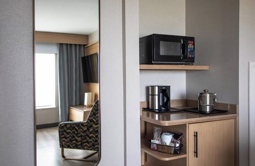 Crosswoods Hotel | Sheraton Suites Columbus Worthington