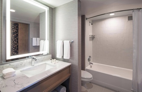 Crosswoods Hotel | Sheraton Suites Columbus Worthington