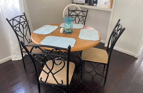 Fitts Village House | Sheridan's PlacenLess than 1 minute walk to the beach