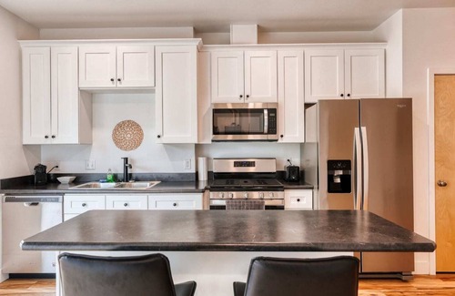 Sheridan Apartment | Sheridan Sojourn: 4 Units, 6 Beds Chic Suites
