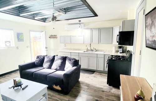 City Center Medford Cottage | Sherman Lofthouse~Old East Medford~Walkable to Downtown