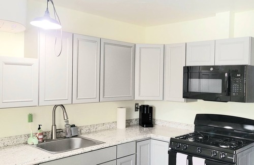City Center Medford Cottage | Sherman Lofthouse~Old East Medford~Walkable to Downtown