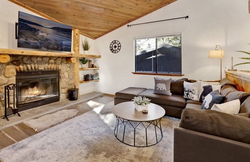 Big Bear City Ski Chalet | Sherwood Chalet- Relaxing Modern Bear City Family Cottage- Minutes to Activities