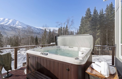 Eagle River House | Shiloh and Harmony - A Modern Oasis on 1.3 Acres with Stunning Unobstructed Mountain Views