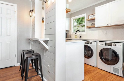 College Station Apartment | Shiplap:1st Flr 2 Bdrm-Walk to A&M-Comfy King Beds