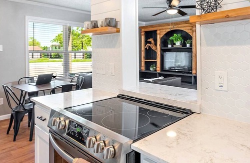 College Station Apartment | Shiplap:1st Flr 2 Bdrm-Walk to A&M-Comfy King Beds