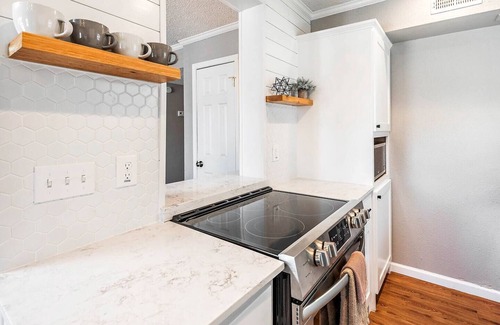 College Station Apartment | Shiplap:1st Flr 2 Bdrm-Walk to A&M-Comfy King Beds