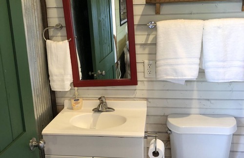 Marion Other | Shipping container farmhouse❤️1 pet free, 2nd considered for fee, 7min d’town Mem