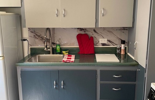 Bridgeland House | Shiraz Suite Retro Wine-Inspired Hideaway - Walkable to Stampede Grounds