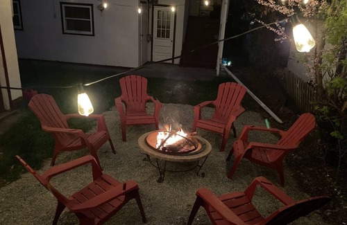 Bridgeland House | Shiraz Suite Retro Wine-Inspired Hideaway - Walkable to Stampede Grounds