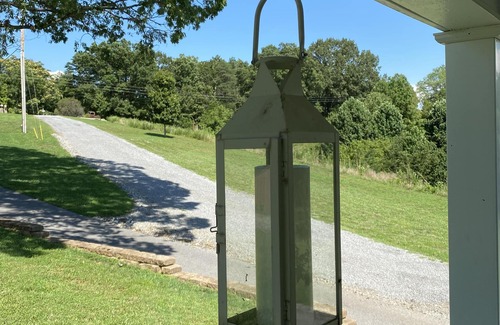 Roanoke Cottage | Shirley's Cottage - breakfast not included