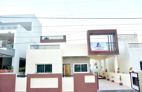 Ujjain House | Shivoham Homestay| Your Private Bungalow| Luxe and Cosy 2BHK with Parking & Lawn
