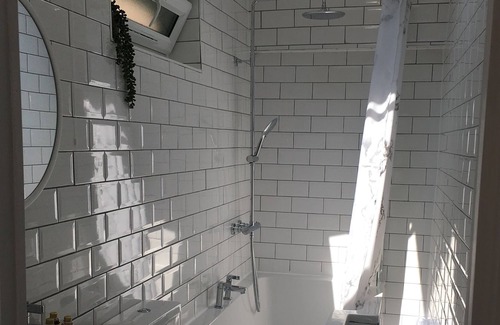Ramsgate House | Shoemakers Cottage with sunny courtyard, near beach and town