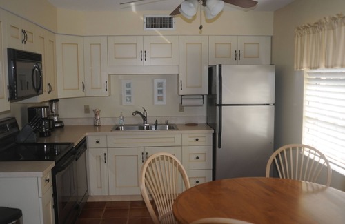 Laurel Villa | SHORE ACRES- Less than a mile to Nokomis Beach