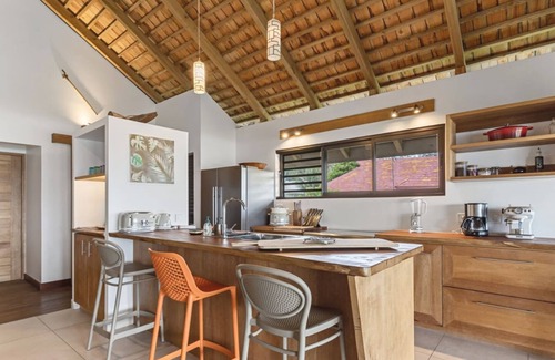 Temae House | Shoreline Haven: 1BR Bungalow by the Sea in Moorea