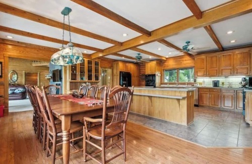 Bowring Apartment | Shoreline Lodge on Private Lake