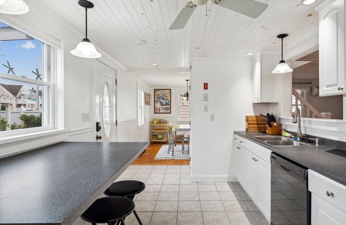 Newburyport House | Shoreline Retreat Ocean Views Walk to Beach AC