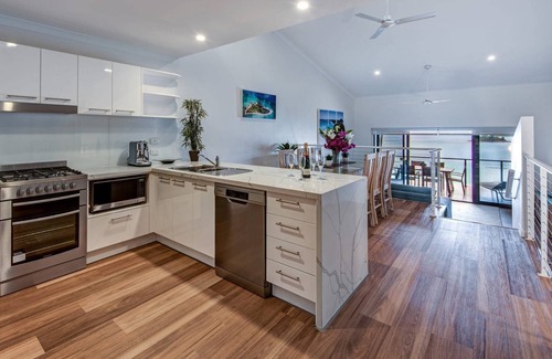 Hamilton Island Apartment | Shorelines 31 Hamilton Island - oceanviews, golf buggy and transfers