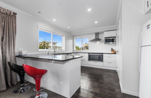 One Tree Point House | Shores Getaway - One Tree Point Holiday Home