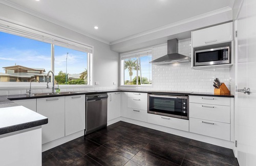 One Tree Point House | Shores Getaway - One Tree Point Holiday Home