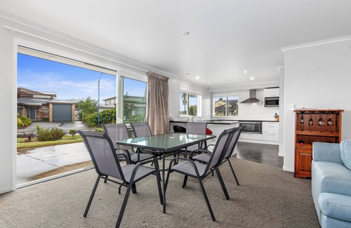 One Tree Point House | Shores Getaway - One Tree Point Holiday Home