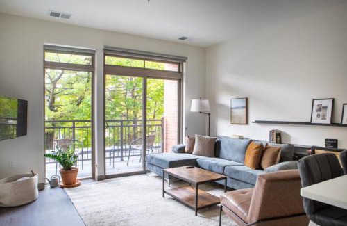 Shorewood Apartment | Shorewood Luxury 1BR Apartment A1 with Gym and Balcony