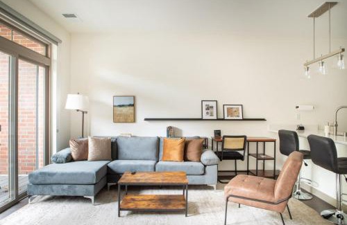 Shorewood Apartment | Shorewood Luxury 1BR Apartment A1 with Gym and Balcony