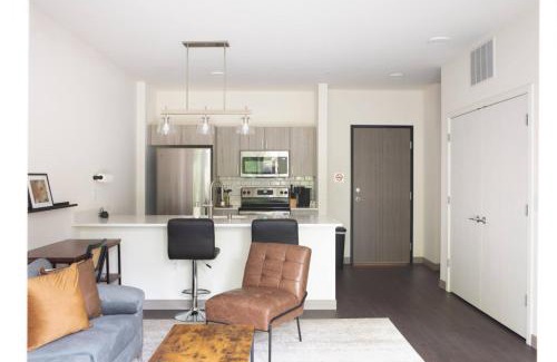Shorewood Apartment | Shorewood Luxury 1BR Apartment A1 with Gym and Balcony