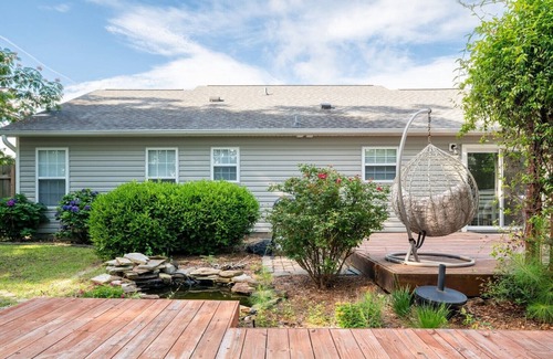 Silver Lake House | Short Drive to Downtown or the Beach! 907 Brewster Lane