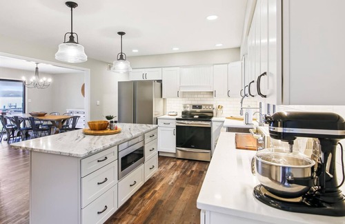 Cambridge House | Short drive to Downtown Cambridge | Private Dock | Pool | 16.5 Acres | Guest Hou