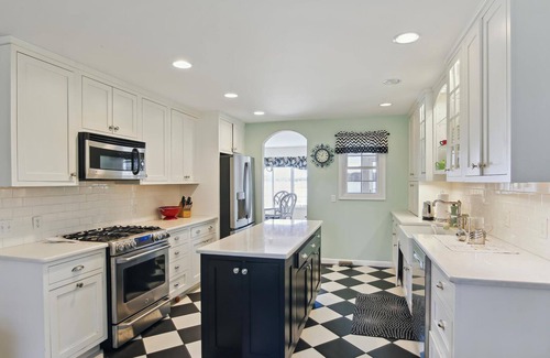 Cambridge House | Short drive to Downtown Cambridge | Private Dock | Guest House | Pool | Hot Tub