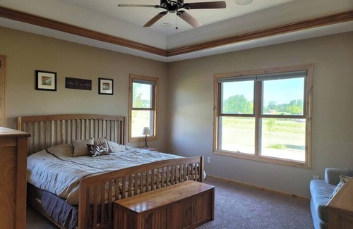 Neenah House | Short Drive to EAA - Spacious 5-bedroom house in brilliant Neenah with WiFi, AC