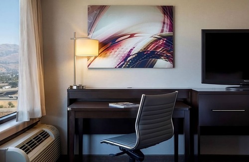 Milpitas Hotel | Short Drive to Nearest Local Vineyard ! 3 Family-friendly Units! Fitness Center!
