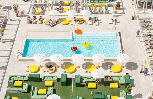 Downtown Las Vegas Hotel | Short Drive to Shark Reef Aquarium! 4 Large Units w/City View, Parking!